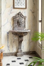 A Saint-Rémy marble fountain, probably 19th century | Fontaine en marbre Saint-Rémy, probablement du XIXe siècle