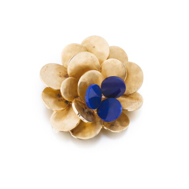 View full screen - View 1 of Lot 112. Broche lapis-lazuli et or | Lapis lazuli and gold brooch.