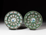 Deux plats en porcelaine de la famille-verte à décor de fleurs et papillons, Dynastie Qing, époque Kangxi