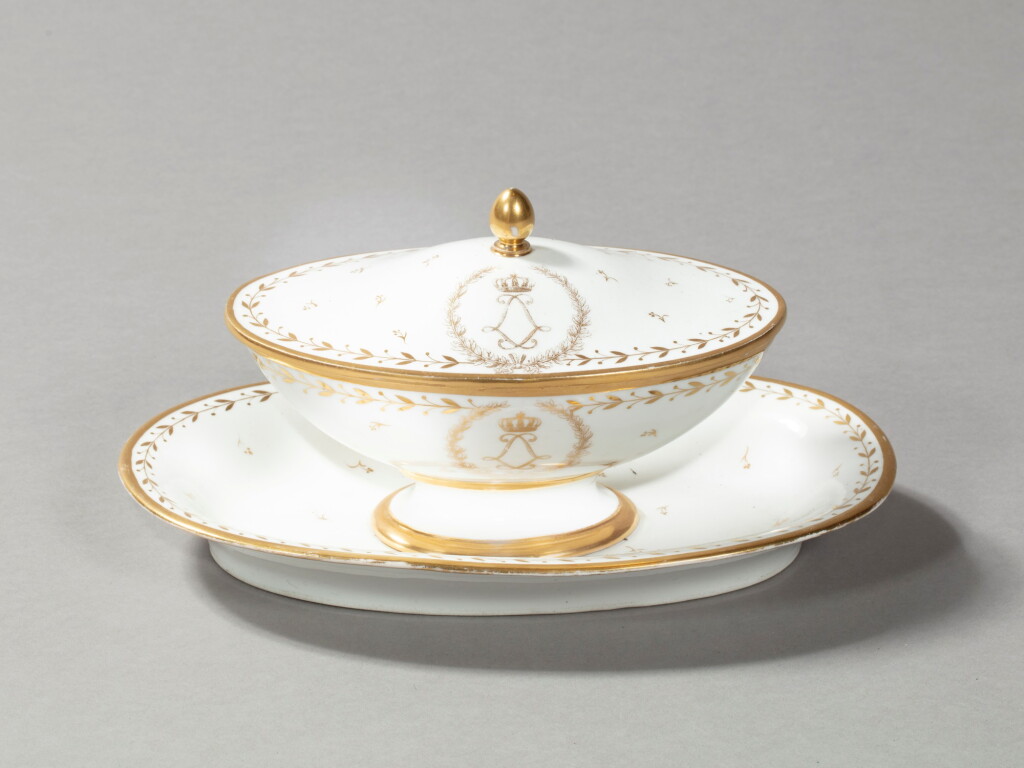 View full screen - View 1 of Lot 206. A porcelain sugar bowl and its associated tray, Sèvres factory, Empire | Sucrier et son plateau associé en porcelaine de la manufacture de Sèvres d'époque Empire.