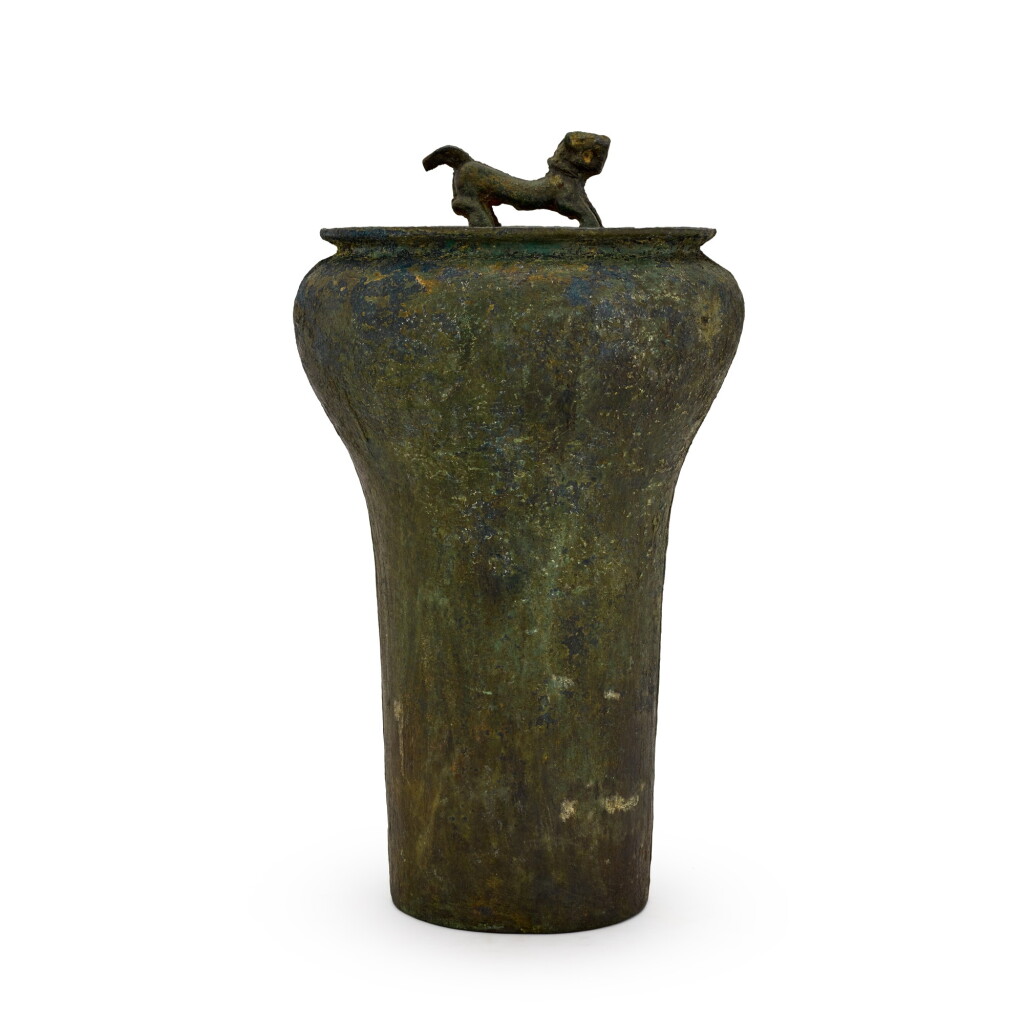 View full screen - View 1 of Lot 110. A bronze bell, Chunyu, Warring States period - Western Han dynasty, 4th-3rd century BC | 戰國-西漢 公元前四至三世紀 青銅虎鈕錞於.