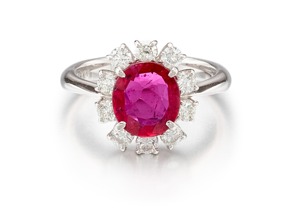 View full screen - View 1 of Lot 1117. RUBY AND DIAMOND RING | 2.05卡拉 天然 「莫桑比克鴿血紅」 紅寶石 配 鑽石 戒指.