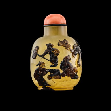 View full screen - View 1 of Lot 1043. A carved chalcedony 'weiqi' snuff bottle, Qing dynasty, 19th century | 清十九世紀 玉髓巧雕對奕圖鼻煙壺.