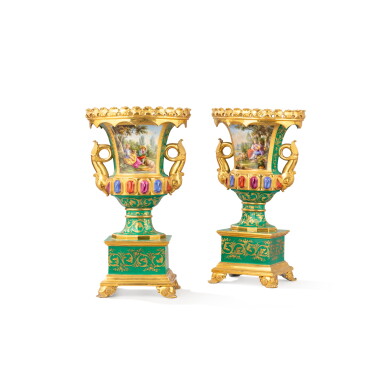 View full screen - View 1 of Lot 293. A pair of Paris (probably Jacob Petit) porcelain vases, circa 1850 | Paire de vases en porcelaine de Paris, probablement Jacob Petit, vers 1850.