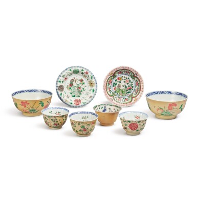 View full screen - View 1 of Lot 1336. A group of café-au-lait-ground famille-verte wares, Qing dynasty, Kangxi period | 清康熙 米黃地五彩瓷器一組八件.
