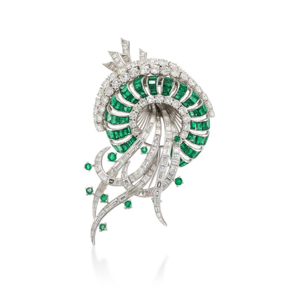 Voir en plein écran - Voir 1 du lot 167. An emerald and diamond brooch/pendant.