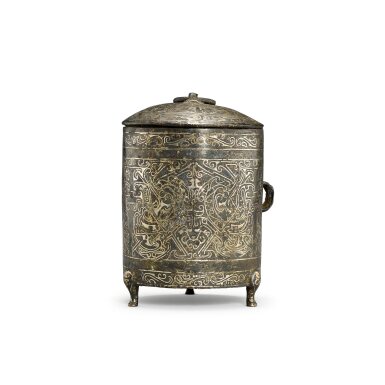 View full screen - View 1 of Lot 527. A silver and lacquer-inlaid lacquered bronze 'phoenix' wine cup and cover, zhi, Eastern Zhou dynasty, Warring States period - Han dynasty 東周戰國至漢 青銅錯銀填漆鳳鳥紋卮.