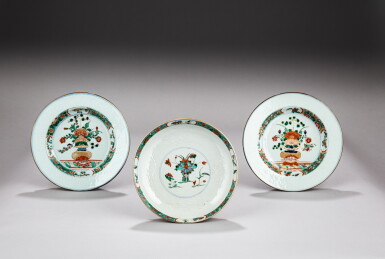 View full screen - View 1 of Lot 26. A famille-verte ‘lotus pond’ dish and a pair of famille-verte ‘flower basket’ dishes, Qing dynasty, Kangxi period | 清康熙 五彩荷塘紋盤及五彩花籃紋盤一對一組三件.