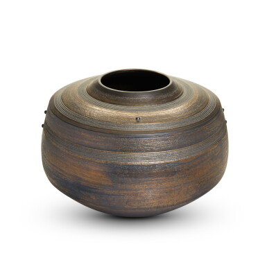 View full screen - View 1 of Lot 847. Large Vessel.