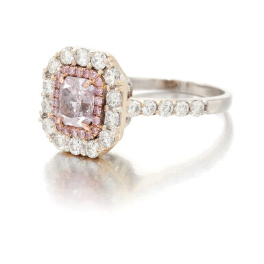 View full screen - View 1 of Lot 133. FANCY LIGHT PINKISH PURPLE DIAMOND AND DIAMOND RING (ANELLO CON DIAMANTE FANCY LIGHT PINKISH PURPLE E DIAMANTI) .