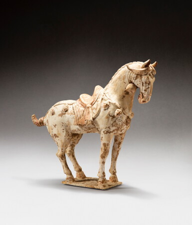 View full screen - View 1 of Lot 124. A large painted pottery horse, Tang dynasty | 唐 陶加彩馬.