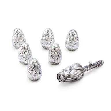View full screen - View 1 of Lot 60. An Italian artichoke-shaped silver set of 6 salt-cellars and 1 pepper-mill, Missiaglia, Venice, modern | Ensemble de 6 salières et un poivrier en forme d'artichaut en argent par Missiaglia, Venice, modern .