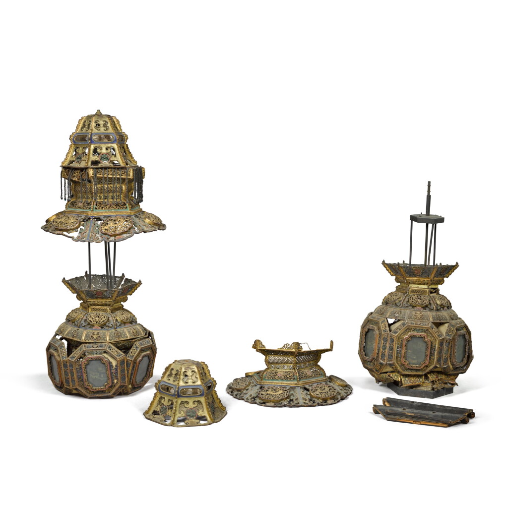 View full screen - View 1 of Lot 77. A pair of gilt-decorated wood and glass-inset palace lanterns, Qing dynasty | 清 宮燈一對.