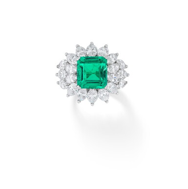 View full screen - View 1 of Lot 66. BAGUE ÉMERAUDE ET DIAMANTS | EMERALD AND DIAMOND RING.