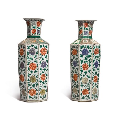 View full screen - View 1 of Lot 794. A PAIR OF FAMILLE-VERTE FACETED 'LOTUS' VASES, QING DYNASTY, KANGXI PERIOD.