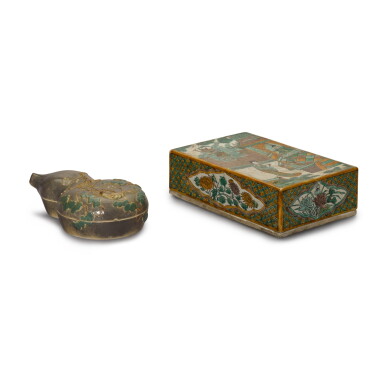 View full screen - View 1 of Lot 60. Two biscuit-enamelled sancai boxes and covers, Qing dynasty, 19th century | 清十九世紀 素三彩蓋盒一組兩件.