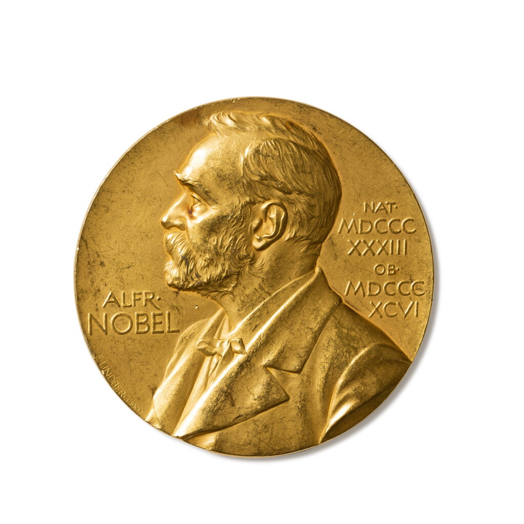 View full screen - View 1 of Lot 107. Médaille en or et diplôme de prix Nobel. 1911. Exceptionnel prix littéraire pour l'écrivain symboliste.
