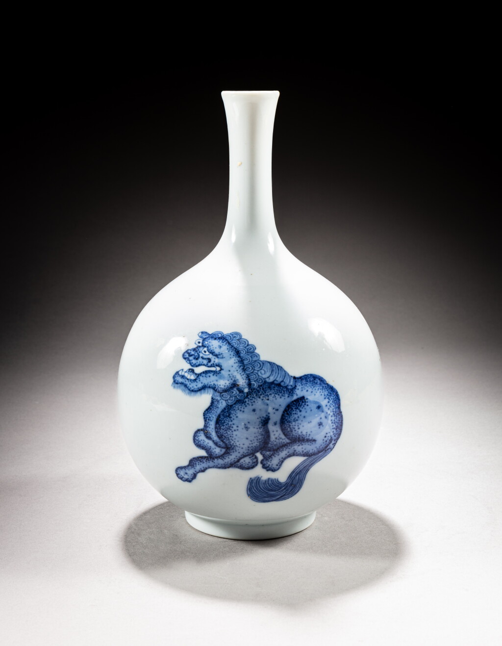 全萤幕检视 - 查看392A blue and white 'mythical beasts' bottle vase, 20th century的1