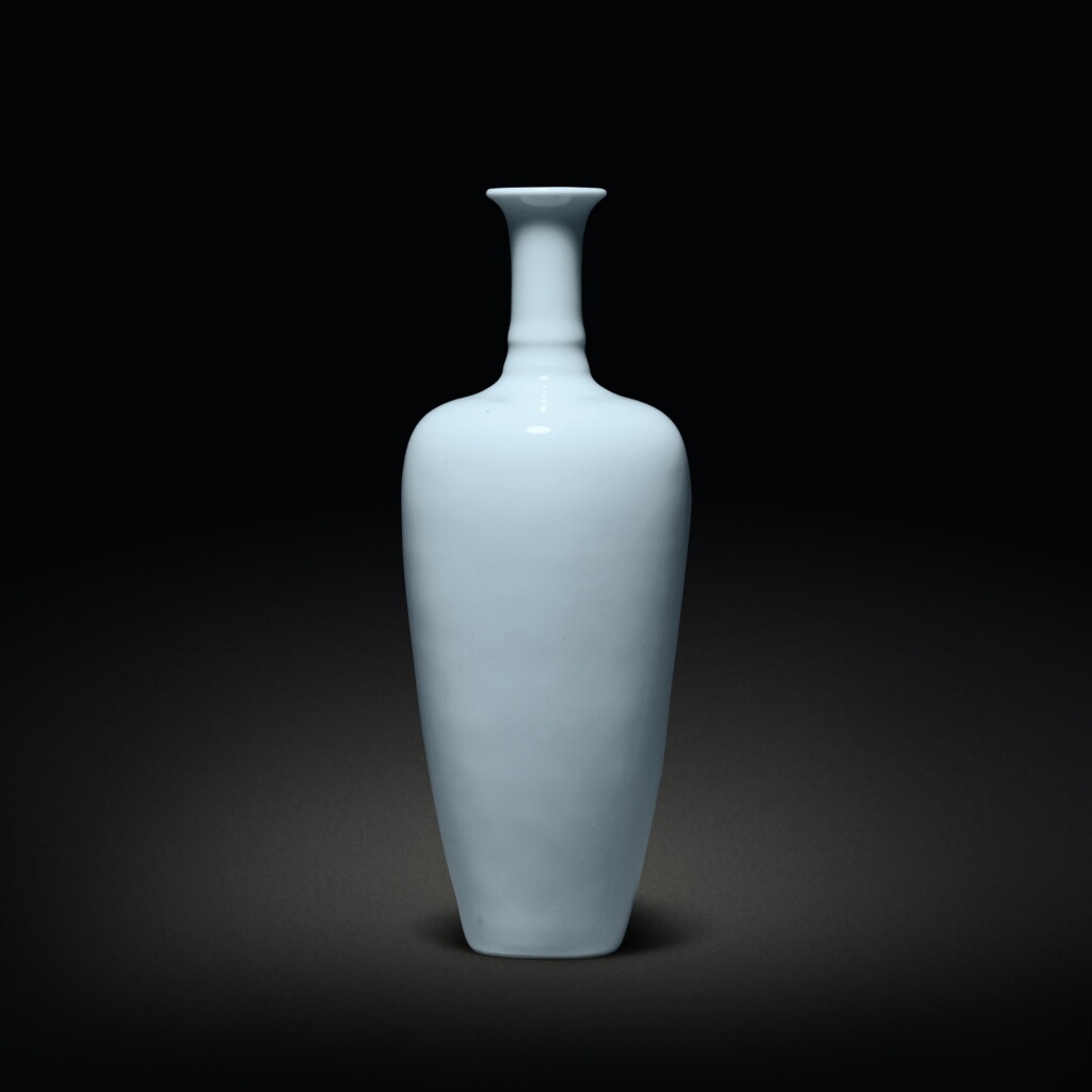 View full screen - View 1 of Lot 577. A 'clair-de-lune'-glazed amphora vase, Qing dynasty, 19th / early 20th century | 清十九 / 二十世紀初 天藍釉萊菔尊 《大清康熙年製》仿款.