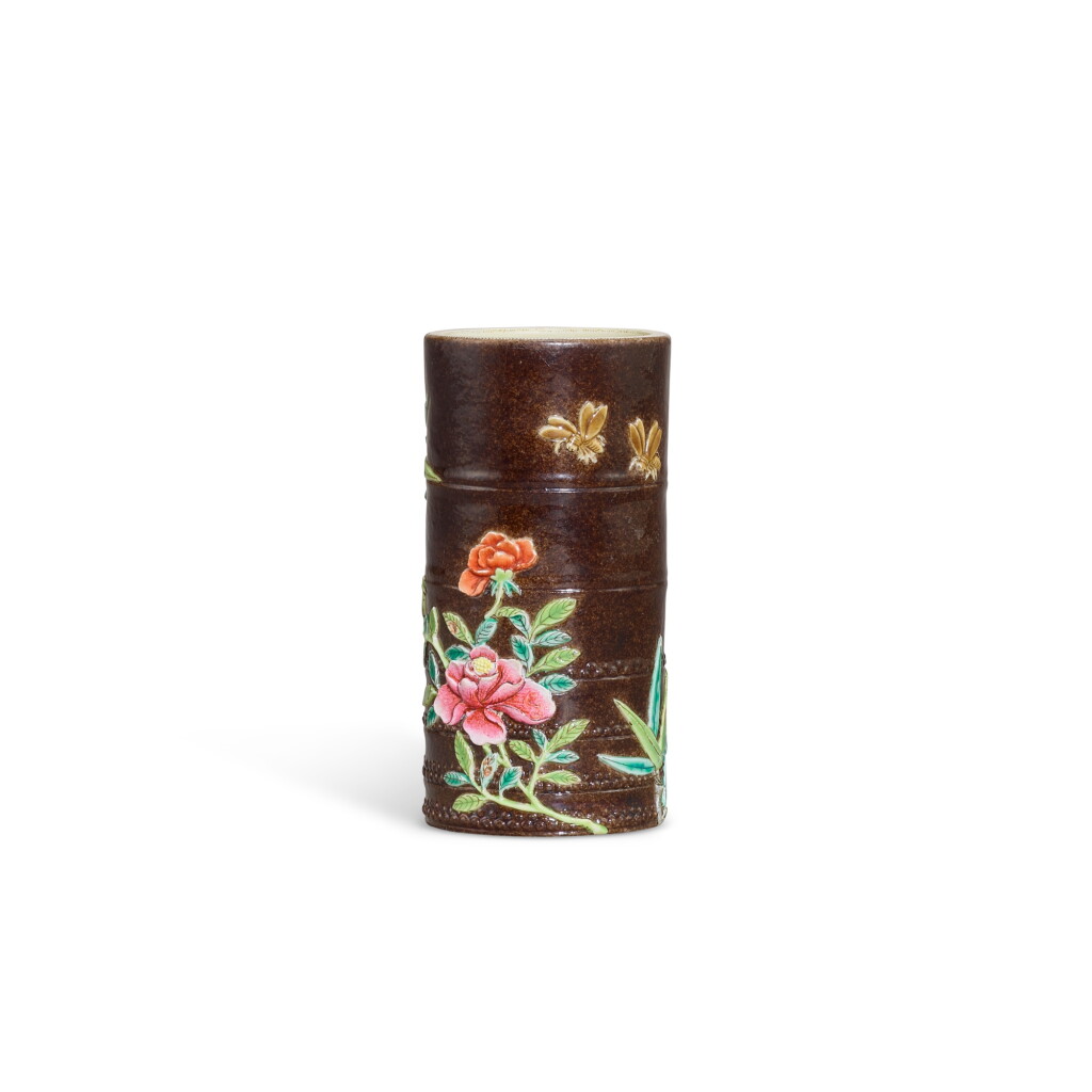 Voir en plein écran - Voir 1 du lot 9376. A black-ground famille-rose 'flowers' brushpot, Qing dynasty, 19th century | 清十九世紀 黑地粉彩仿竹節花卉紋筆筒.