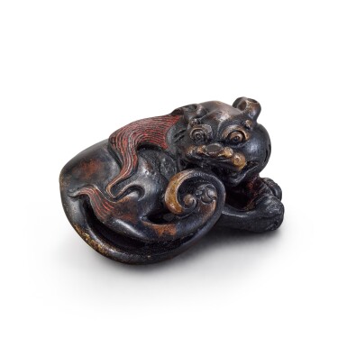 View full screen - View 1 of Lot 816. A lacquered bronze 'lion' paperweight, Qing dynasty, 17th - 18th century | 清十七至十八世紀 髹漆銅獅鎮.
