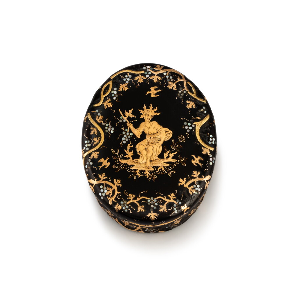 View full screen - View 1 of Lot 9. A gold, mother of pearl and tortoiseshell piqué snuff box, Naples, circa 1760 | Tabatière en écaille piquée d'or et nacre, Naples, vers 1760.