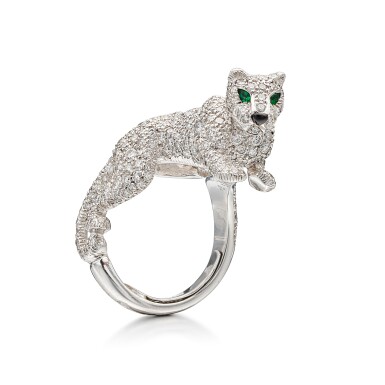 View full screen - View 1 of Lot 1793. CARTIER EMERALD, ONYX AND DIAMOND ‘PANTHÈRE’ RING |卡地亞| 祖母綠 配 縞瑪瑙 及 鑽石 戒指.