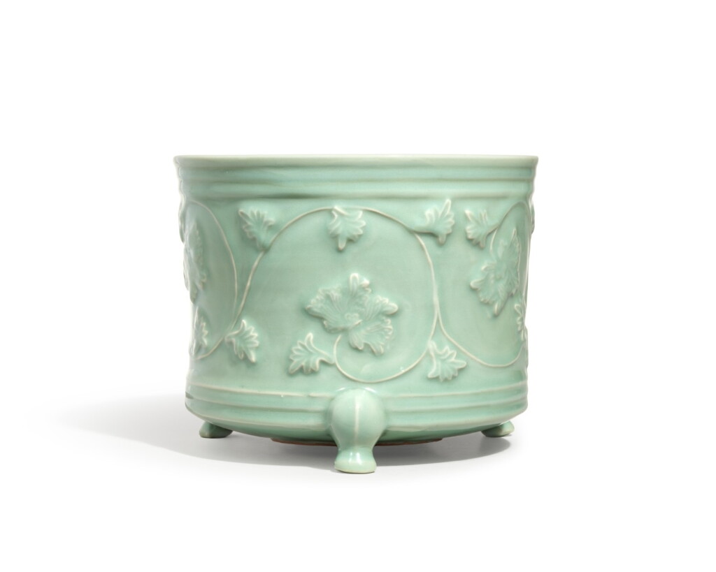 View full screen - View 1 of Lot 5013. A rare and large heirloom Longquan celadon 'peony' tripod incense burner, Southern Song - Yuan dynasty | 南宋至元 龍泉青釉貼花纏枝牡丹紋奩式爐.