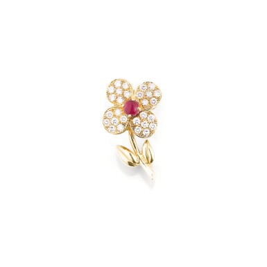 View full screen - View 1 of Lot 136. CLIP RUBIS ET DIAMANTS, VAN CLEEF & ARPELS | RUBY AND DIAMOND CLIP, VAN CLEEF & ARPELS.