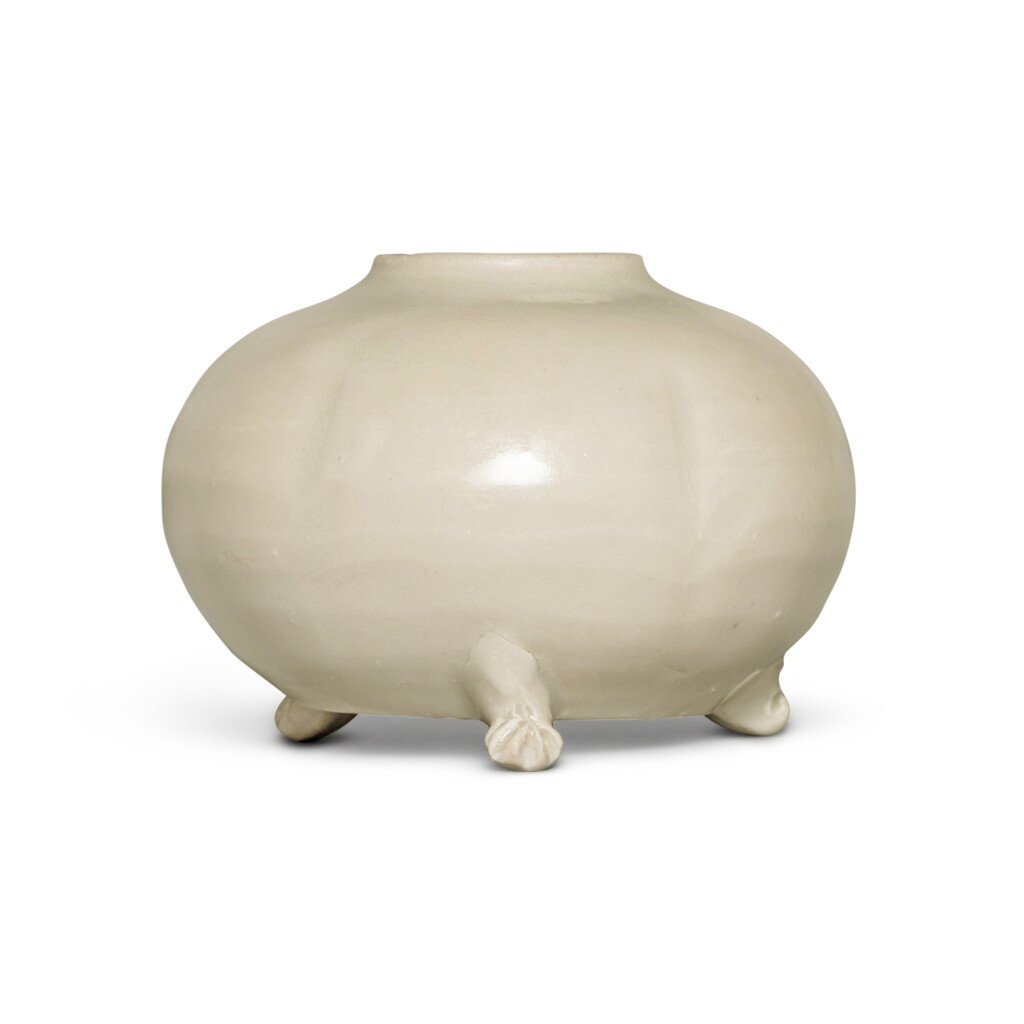Voir en plein écran - Voir 1 du lot 299. A 'Xing' white-glazed tripod waterpot, Tang dynasty | 唐 邢窰白釉三足水盂.