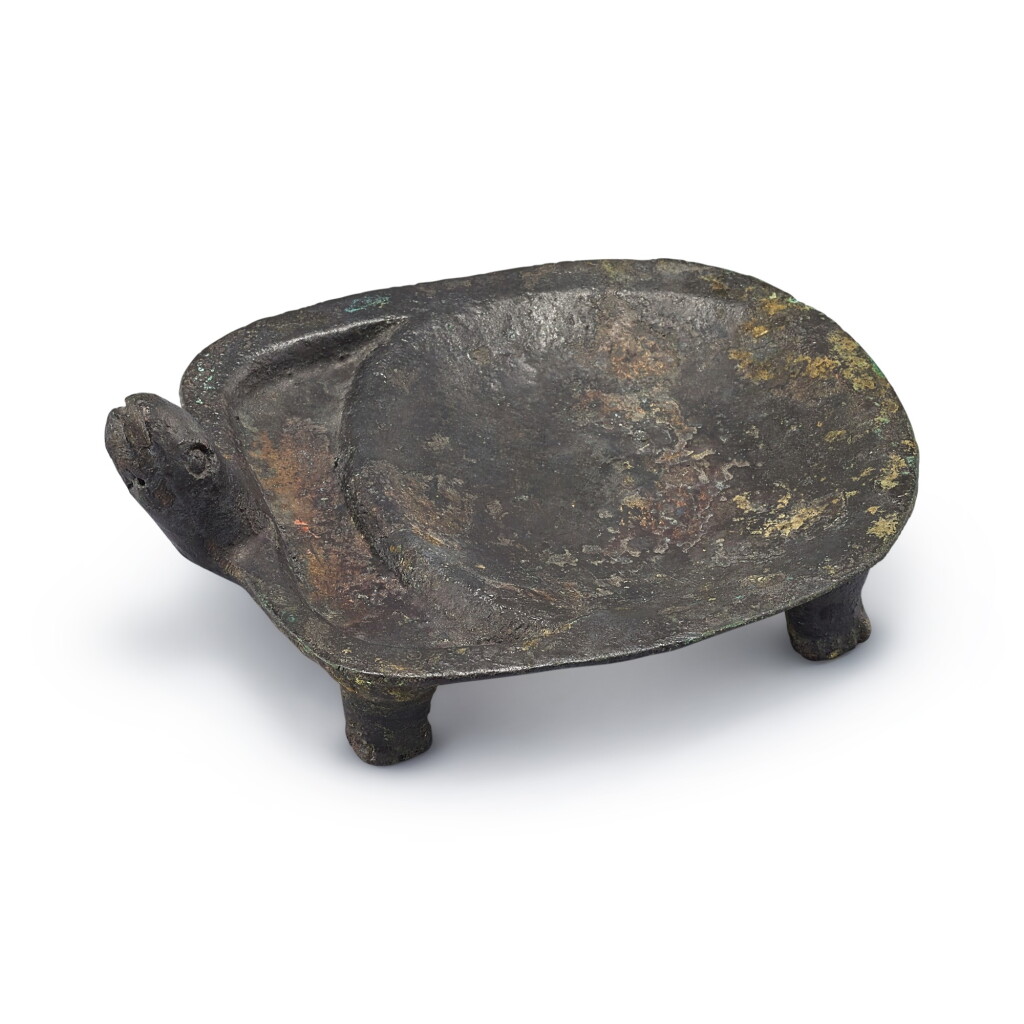 View full screen - View 1 of Lot 1017. A BRONZE TURTLE-FORM INK STONE EASTERN HAN DYNASTY – SIX DYNASTIES | 東漢至六朝 銅龜硯.