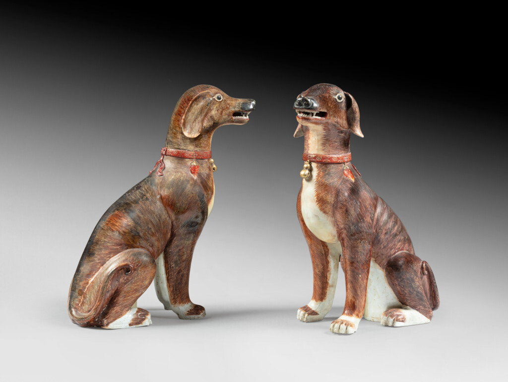 View full screen - View 1 of Lot 68. A pair of large Chinese export style porcelain seated dogs, probably England, 19th century | Paire de grands chiens assis en porcelaine dans le goût de la Compagnie des Indes, probablement Angleterre, XIXeme siècle.