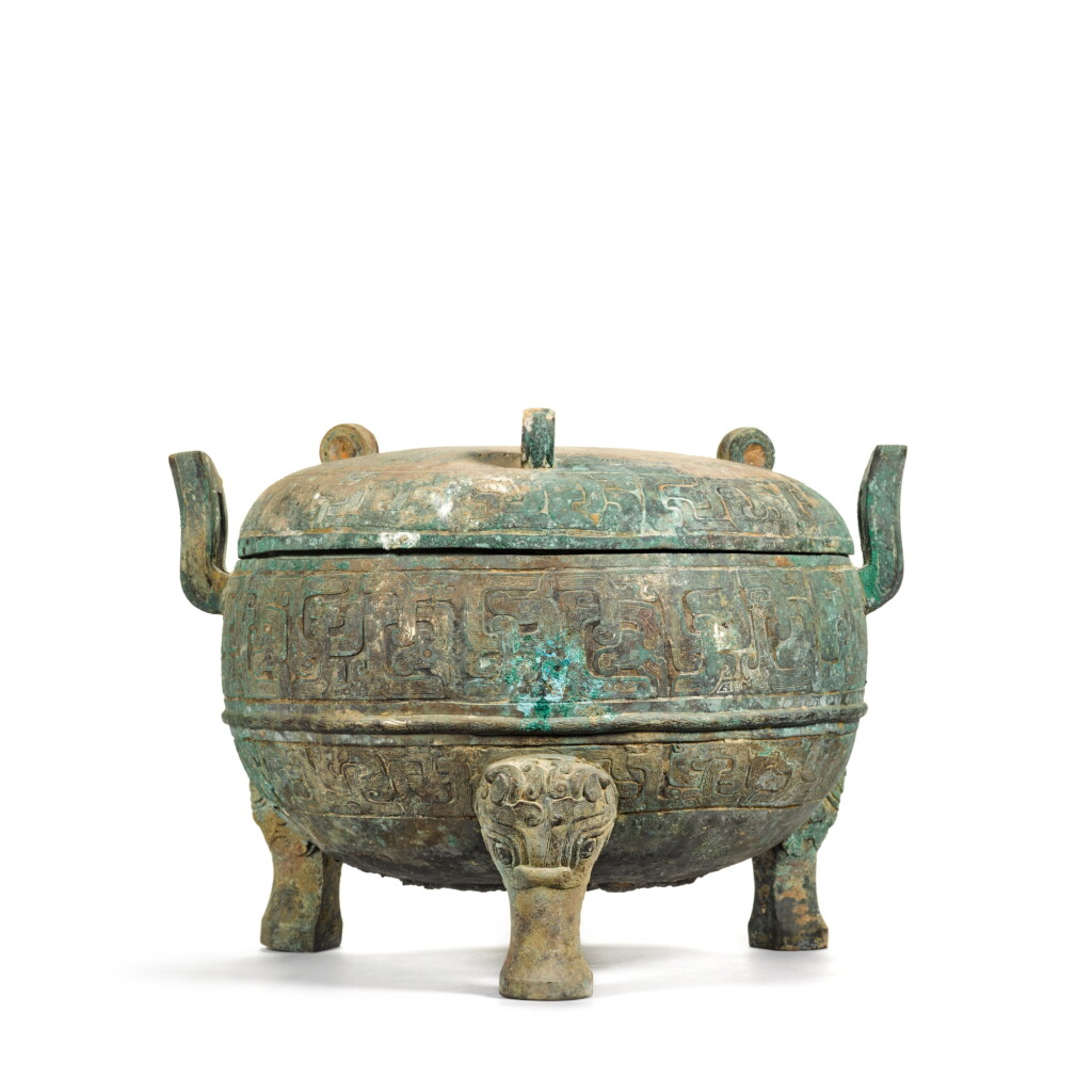View full screen - View 1 of Lot 235. A large archaic bronze ritual food vessel and cover (Ding), Eastern Zhou dynasty, Spring and Autumn period | 東周 春秋 青銅三足蓋鼎.