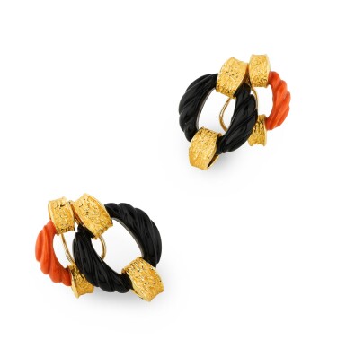 View full screen - View 1 of Lot 134. PAIRE BOUCLES D'OREILLE CORAIL ET ONYX | PAIR OF CORAL AND ONYX EARRINGS .