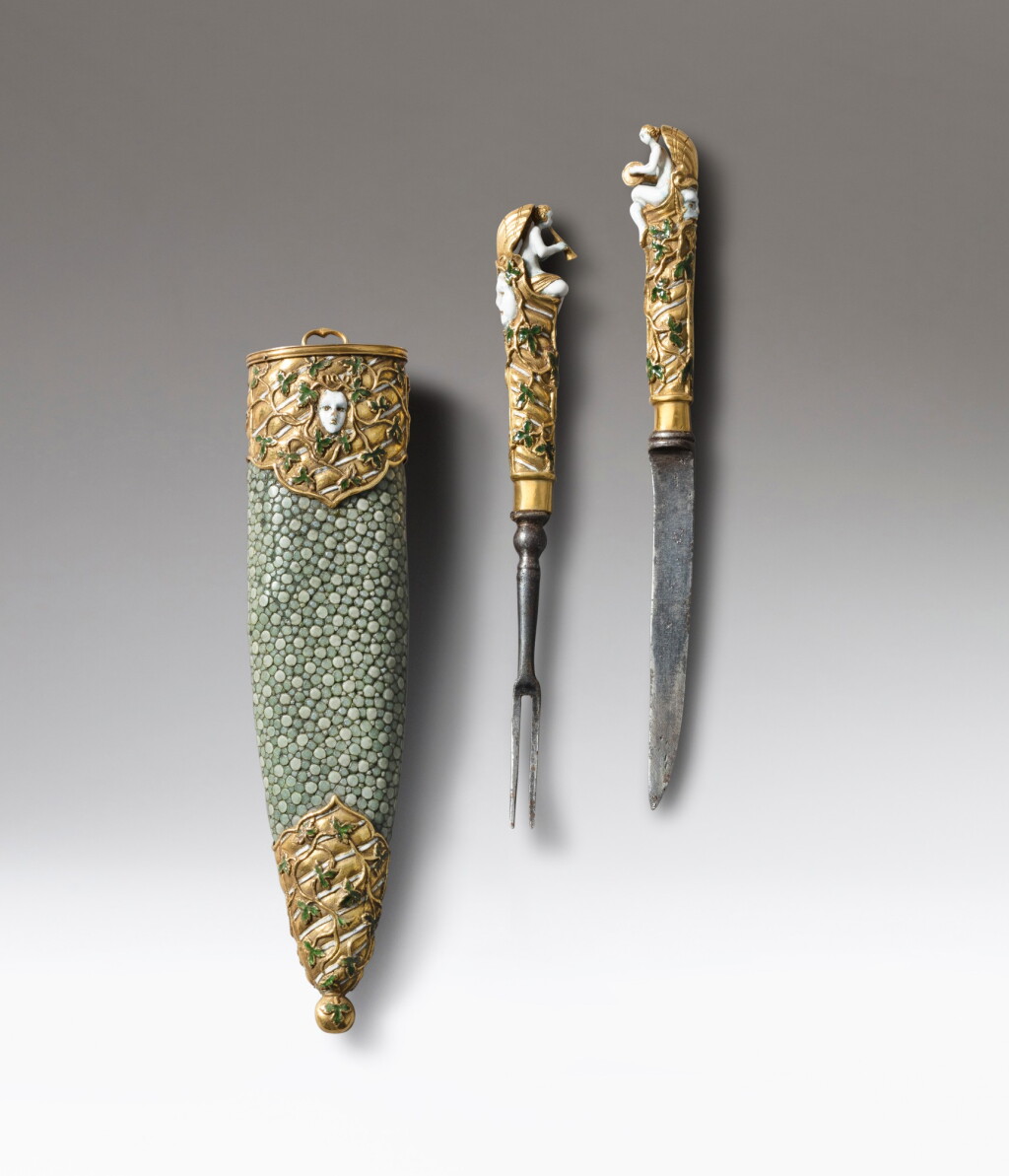 View full screen - View 1 of Lot 335. A fork and a knife with enameled gold handle, in its original shagreen case, unmarked, probably Holland circa 1700 | Fourchette et couteau à manche émaillé monté en or dans son étui en galuchat, non poinçonnés, probablement Hollande vers 1700.