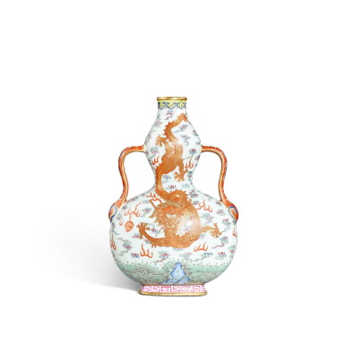 View full screen - View 1 of Lot 3362. A gilt-decorated famille-rose and iron-red 'dragon' double-gourd vase, Qing dynasty, 19th century | 清十九世紀 粉彩描金礬紅彩龍紋葫蘆瓶 《大清嘉慶年製》寄託款.