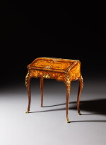 Bureau de pente en placage d'amarante et marqueterie de bois de rose, érable, houx et bronze doré d'époque Louis XV, estampille de BVRB, les bronzes au 'C' couronné, vers 1745
