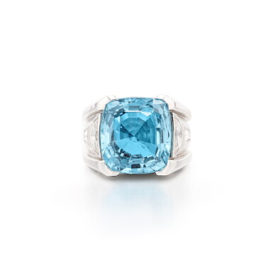 View full screen - View 1 of Lot 192. Bague aigue-marine et diamants | Aquamarine and diamond ring.