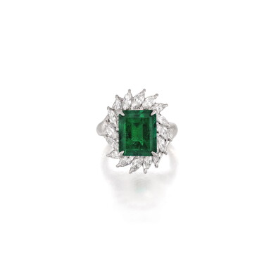 View full screen - View 1 of Lot 1742. EMERALD AND DIAMOND RING 5.21卡拉「哥倫比亞」祖母綠 配 鑽石 戒指.