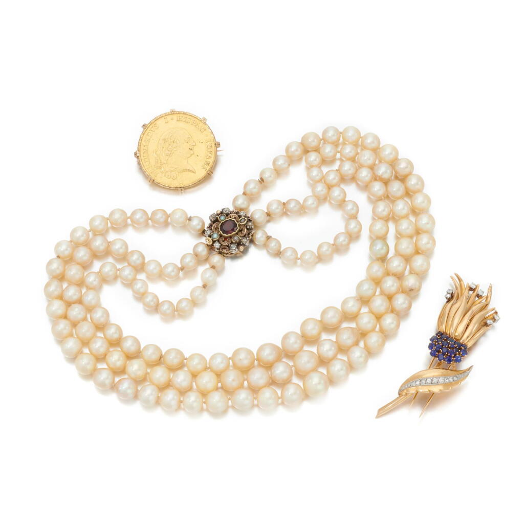 View full screen - View 1 of Lot 52. Cultured pearl necklace and two brooches (Collana con perle coltivate e due spille).
