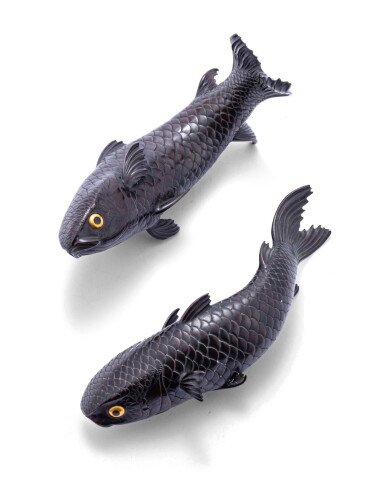 View full screen - View 1 of Lot 246. Deux okimono de carpes en bronze Epoques Meiji-Taisho | 日本 明治至大正時期 銅鯉魚兩件 | Two bronze okimono of leaping carps, Meiji-Taisho period.