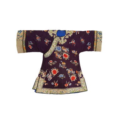 View full screen - View 1 of Lot 946. A purple-ground embroidered silk lady’s robe, Late Qing dynasty / 20th century | 清末 / 二十世紀 紫地缎繡花蝶紋袍.