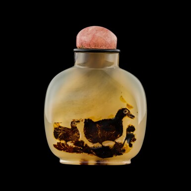 View full screen - View 1 of Lot 1002. A shadow agate 'ducks' snuff bottle Qing dynasty, 18th - 19th century | 清十八至十九世紀 瑪瑙巧雕寶鴨紋鼻煙壺.
