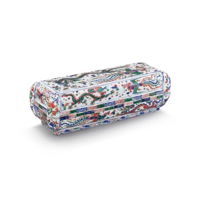 View full screen - View 1 of Lot 845. A wucai rectangular 'dragon and phoenix' brush box and cover, Mark and period of Wanli | 明萬曆 五彩龍鳳紋長方筆盒 《大明萬曆年製》款.