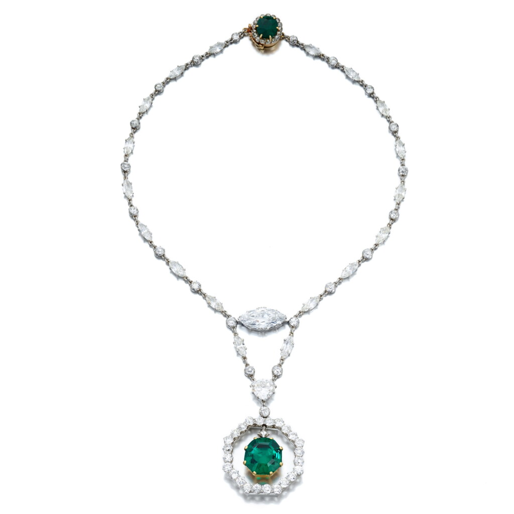 View full screen - View 1 of Lot 663. Superb Emerald and Diamond Pendent Necklace 卡地亞 | 11.78克拉「哥倫比亞」祖母綠 配 鑽石 吊墜項鏈.