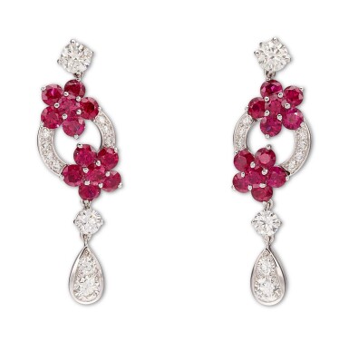 Voir en plein écran - Voir 1 du lot 1257. GRAFF | 'ROSETTE' PAIR OF RUBY AND DIAMOND PENDENT EARRINGS | 格拉夫 | 'Rosette' 紅寶石 配 鑽石 吊耳環一對.