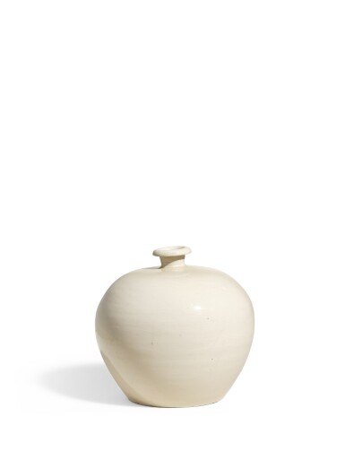 View full screen - View 1 of Lot 2159. A rare Dingyao white-glazed 'tulu' jar, Northern Song dynasty | 北宋 定窰白釉吐魯瓶.