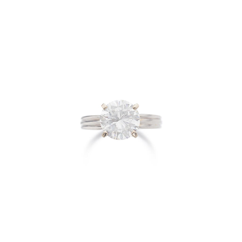 View full screen - View 1 of Lot 839. Diamond ring.