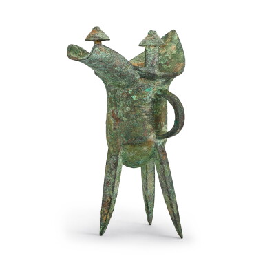 View full screen - View 1 of Lot 728. AN ARCHAIC BRONZE RITUAL WINE VESSEL, JUE LATE SHANG DYNASTY | 商末 青銅爵.