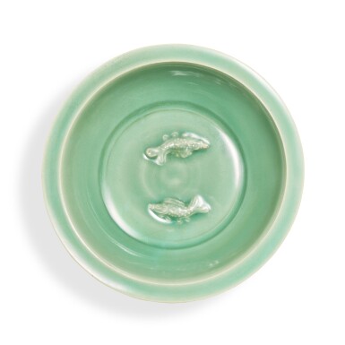 View full screen - View 1 of Lot 2518. A rare and large Longquan celadon 'twin fish' washer, Southern Song dynasty | 南宋 龍泉青釉雙魚折沿洗.